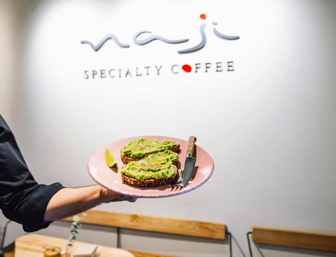 Tostada de aguacate servida en NAJI