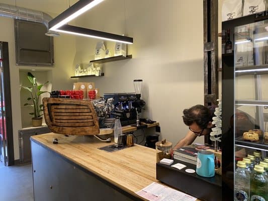 Barista preparando café detrás de la barra de NAJI