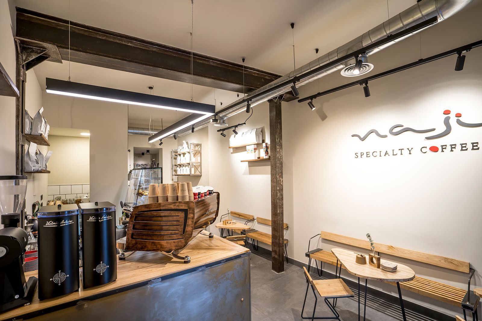 Interior real de NAJI con máquina de espresso revestida en madera