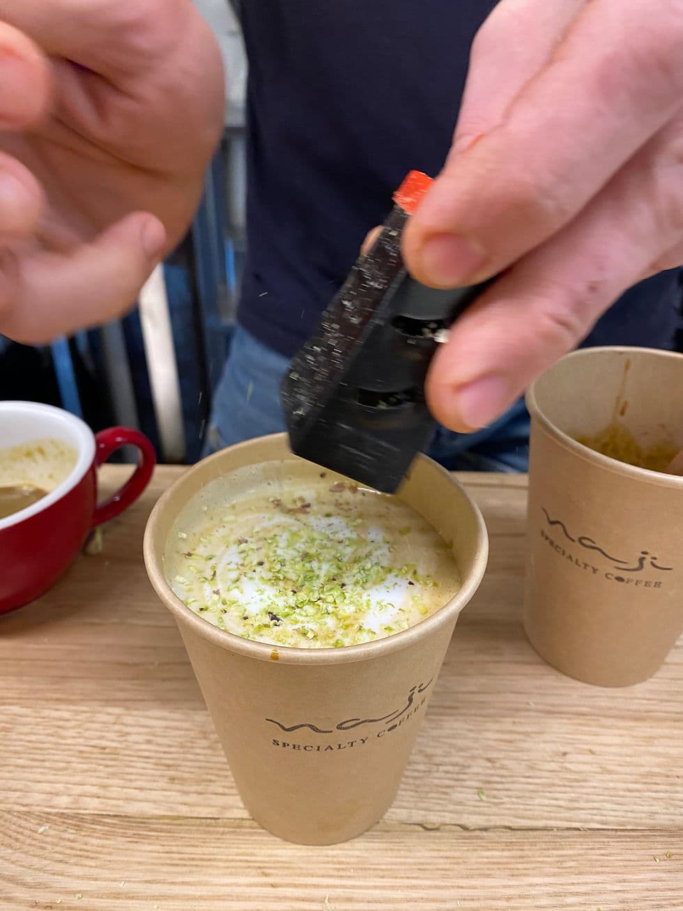 Pistachio Latte real de NAJI con pistacho en el borde