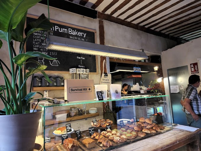 Bollería en el mostrador de Pum Pum Bakery