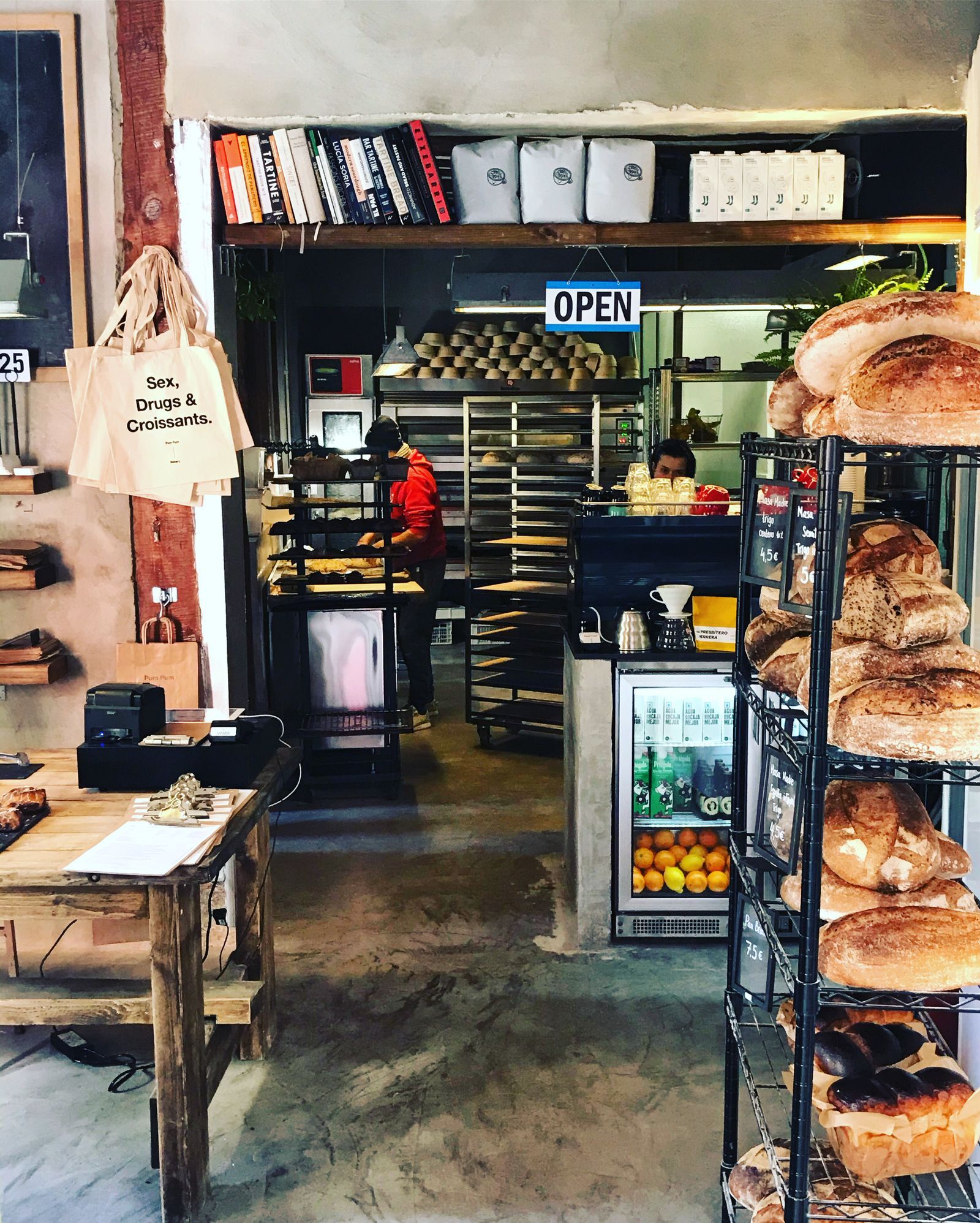 Obrador abierto de Pum Pum Bakery con el horno y los panes a la vista