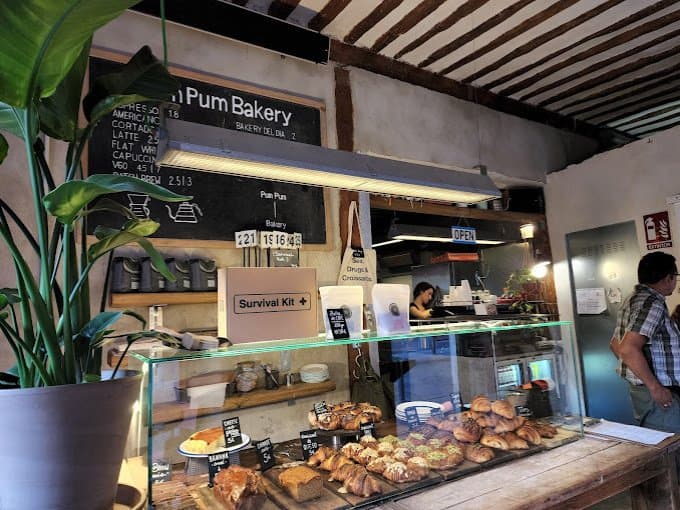 Vitrina real de Pum Pum Bakery llena de bollería