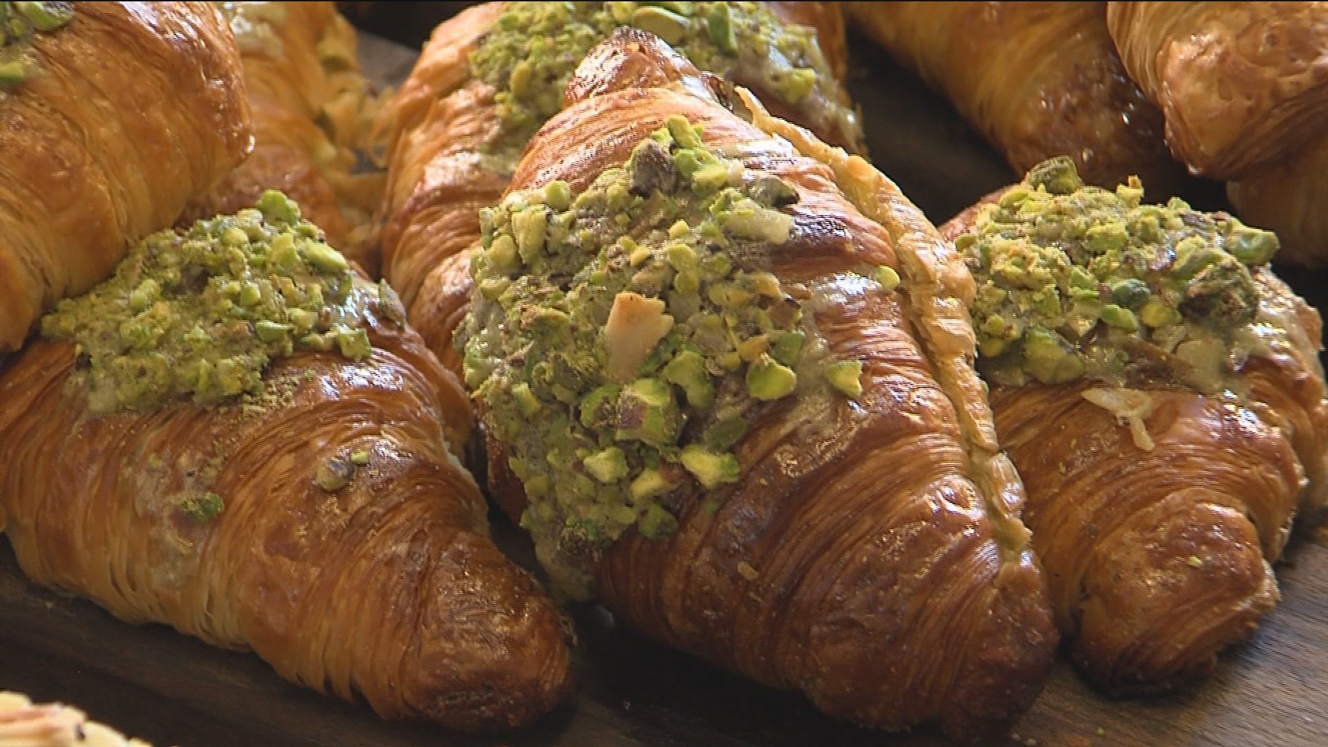 Croissants de pistacho hechos en Pum Pum Bakery